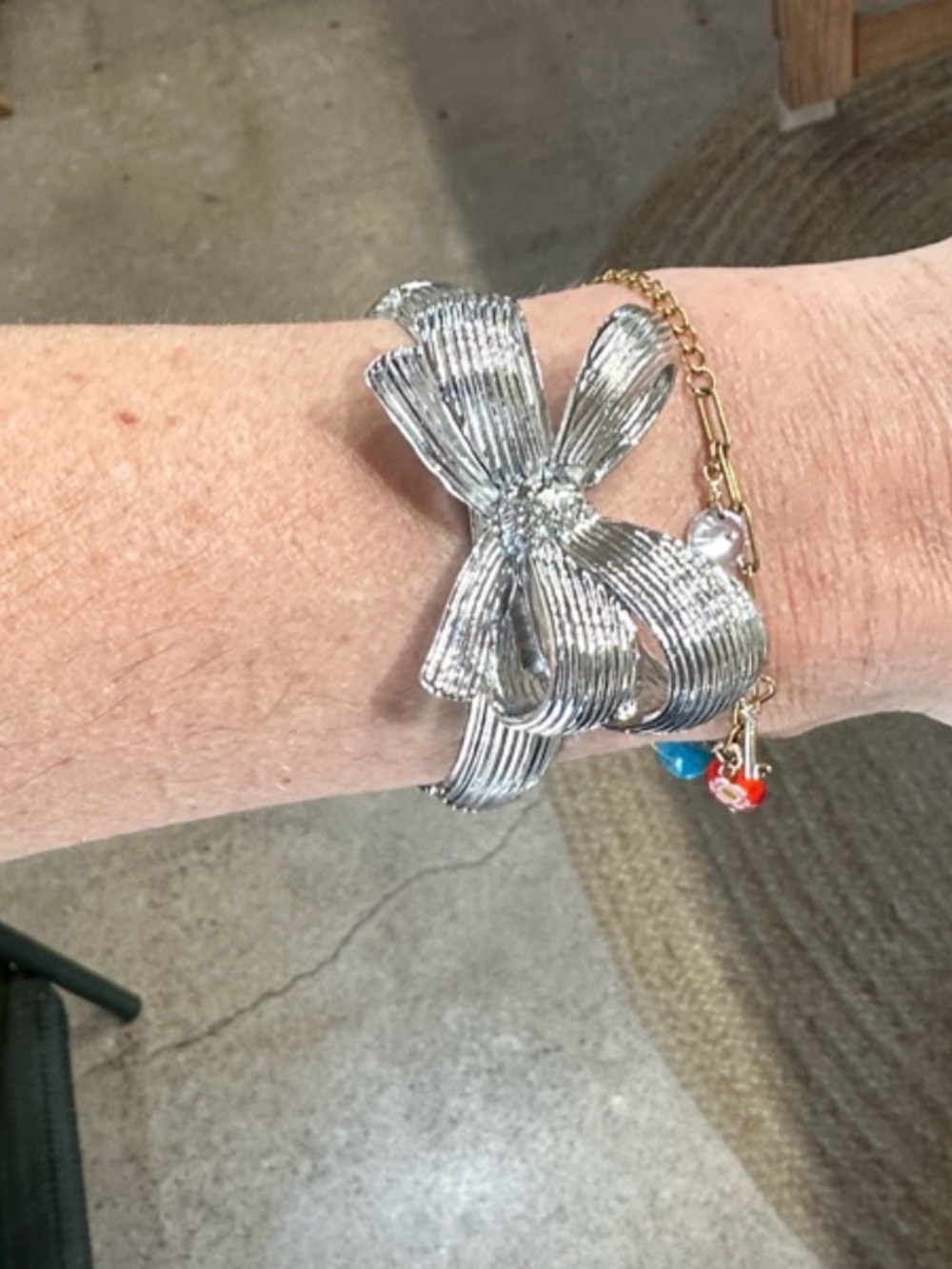 Tasha hinged Bow bracelet - Picture 2 of 4